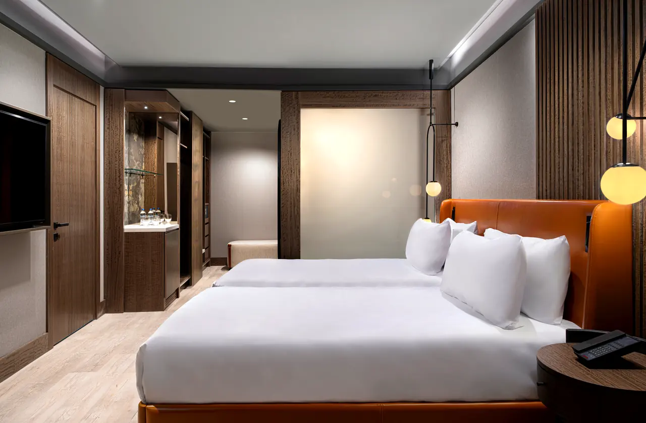 Mövenpick Marmara Sea — İki yataklı misafir odası ve ahşap panel duvarlar