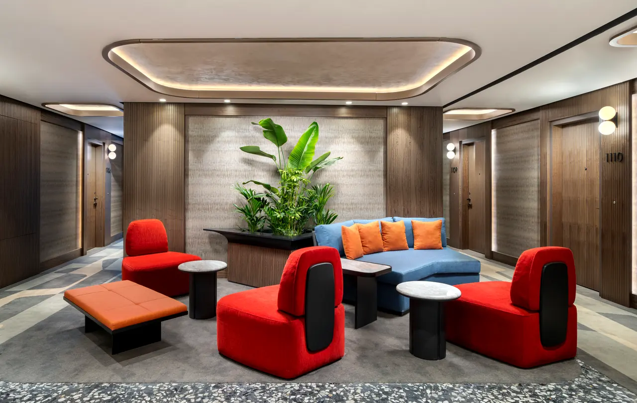 Mövenpick Marmara Sea — Kat holünde kırmızı koltuklar ve mavi kanepeli oturma grubu