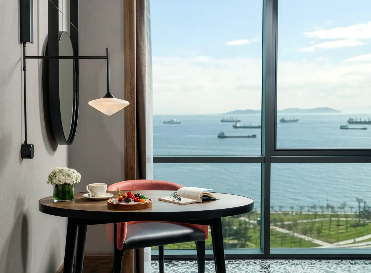 Mövenpick Marmara Sea — Deniz manzaralı pencere önünde küçük masa