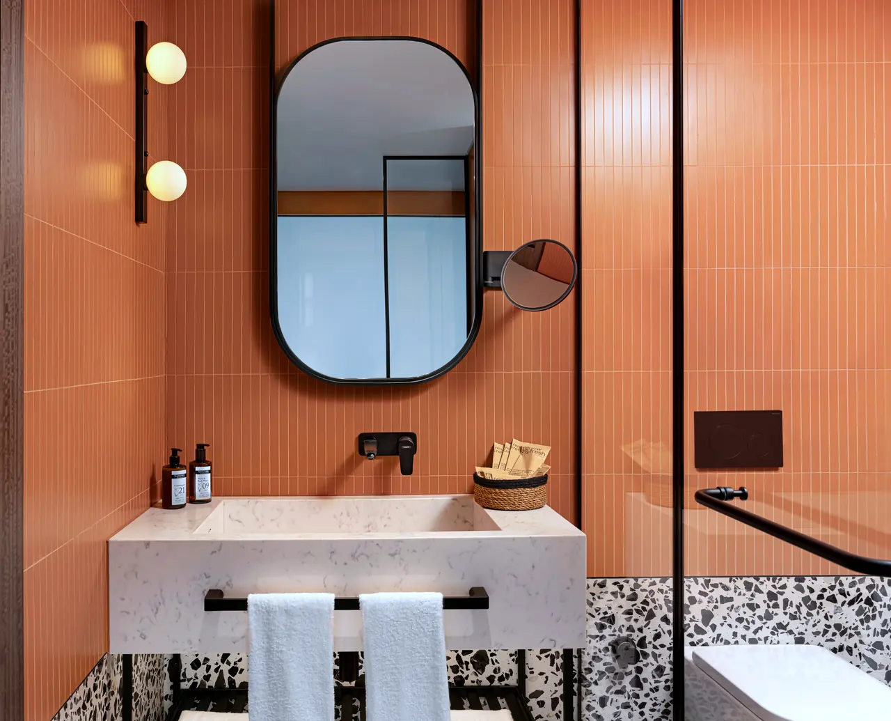 Mövenpick Marmara Sea — Terakota karo kaplı banyo ve taş lavabo