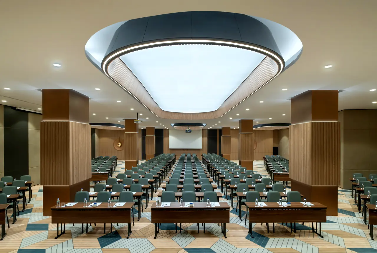 Mövenpick Marmara Sea — Toplantı salonu: sınıf düzeni ve aydınlatmalı oval tavan