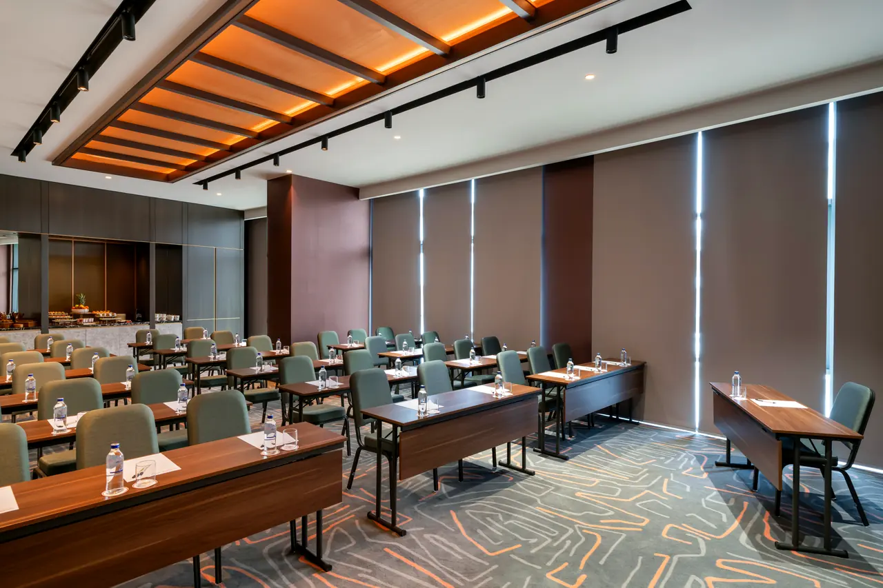 Mövenpick Marmara Sea — Sınıf düzeninde toplantı odası ve ahşap tavan detayı