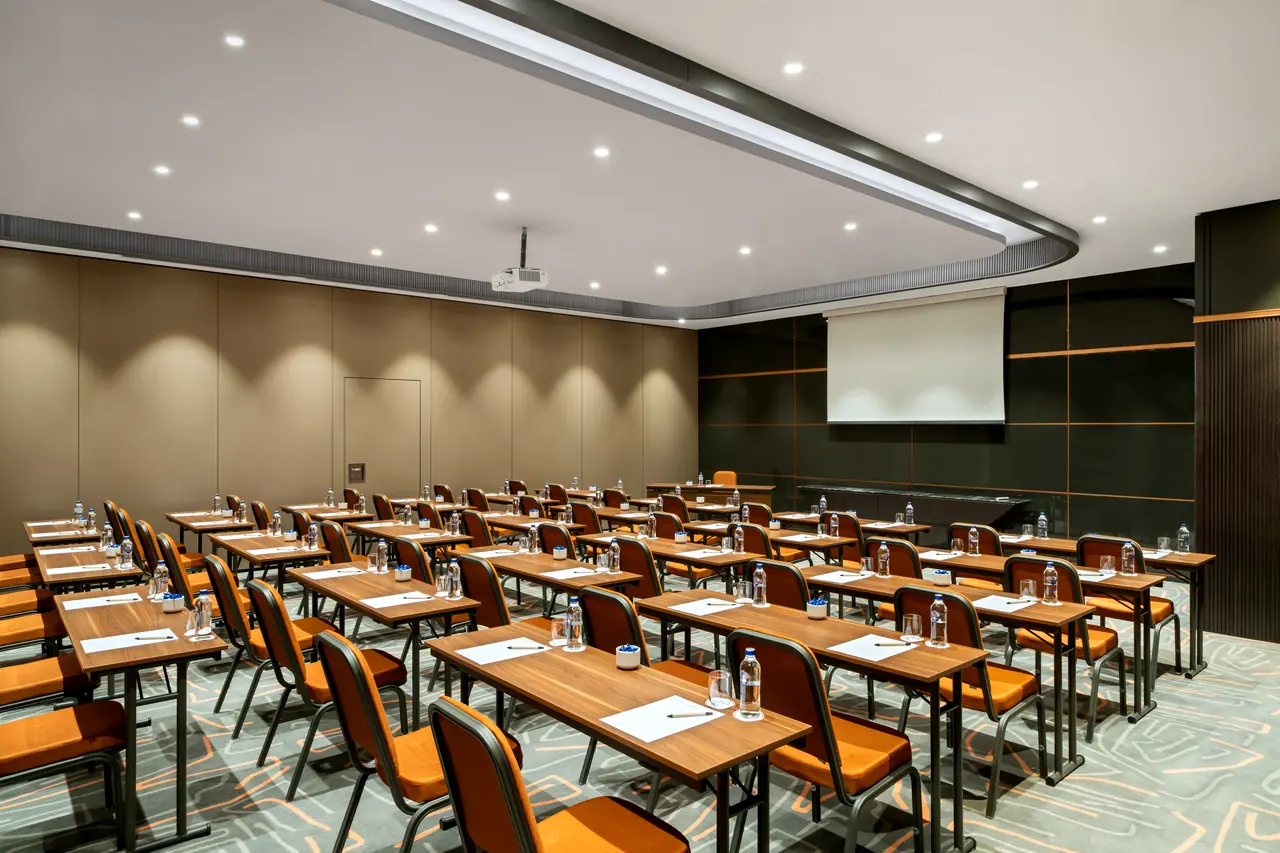 Mövenpick Marmara Sea — Perdeli toplantı odası, masa ve sandalye düzeni