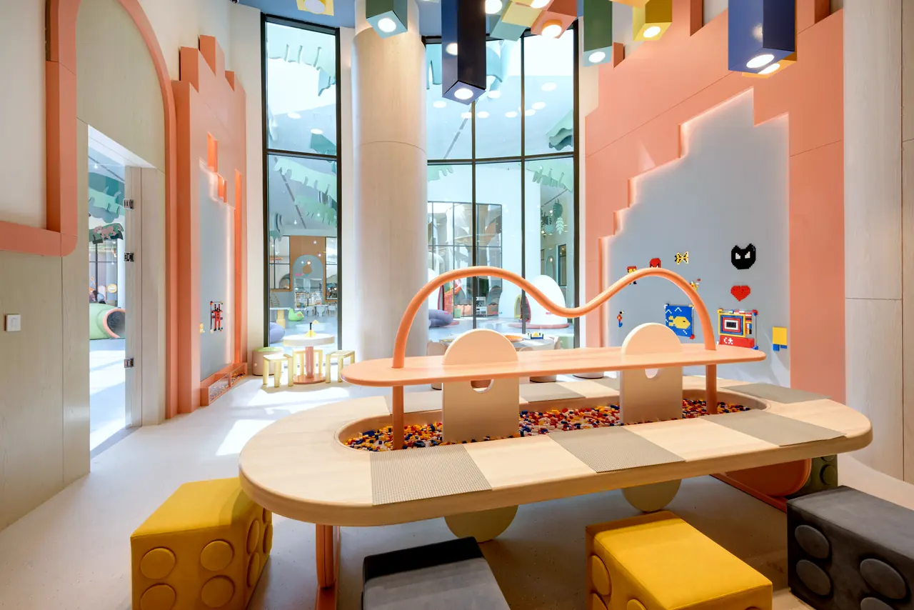Regnum The Crown · Bamboo Kids World — Yapı taşlı oyun masası ve yumuşak tabureler