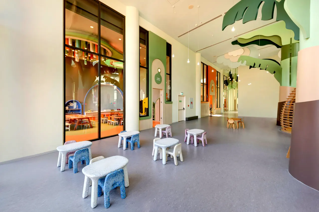 Regnum The Crown · Bamboo Kids World — Palmiye figürlü koridor ve küçük tabureler
