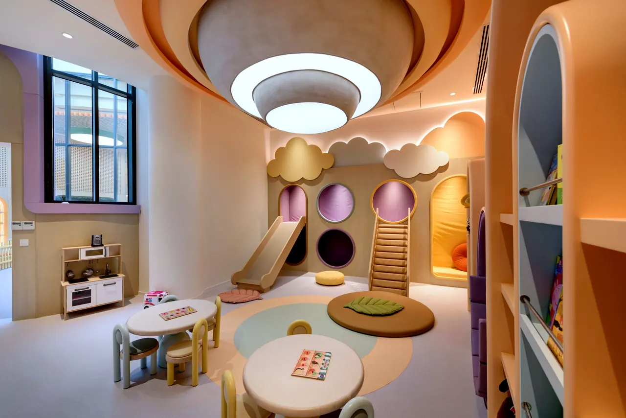 Regnum The Crown · Bamboo Kids World — Bulut tavanlı oyun odası, kaydırak ve tırmanma merdiveni