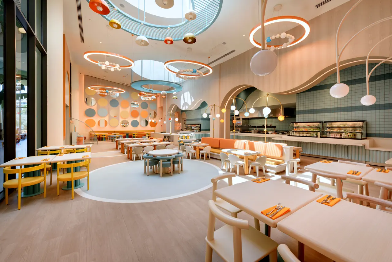 Regnum The Crown · Bamboo Kids World — Çocuk restoranı: yuvarlak aydınlatmalar ve masa düzeni