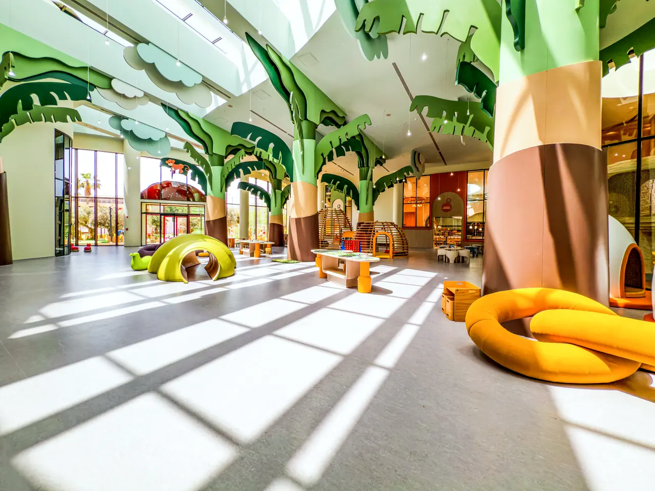 Regnum The Crown · Bamboo Kids World — Palmiye formlu kolonlar ve yumuşak oyun elemanları