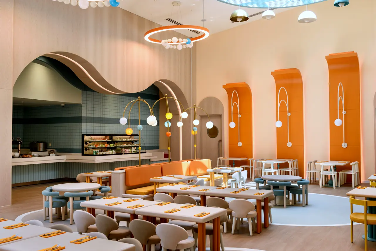 Regnum The Crown · Bamboo Kids World — Çocuk restoranında büfe ve renkli duvar nişleri