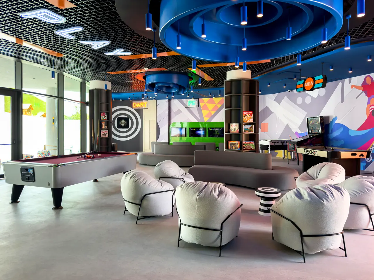 Regnum The Crown · Bamboo Kids World — Genç oyun salonu: bilardo masası ve puf koltuklar