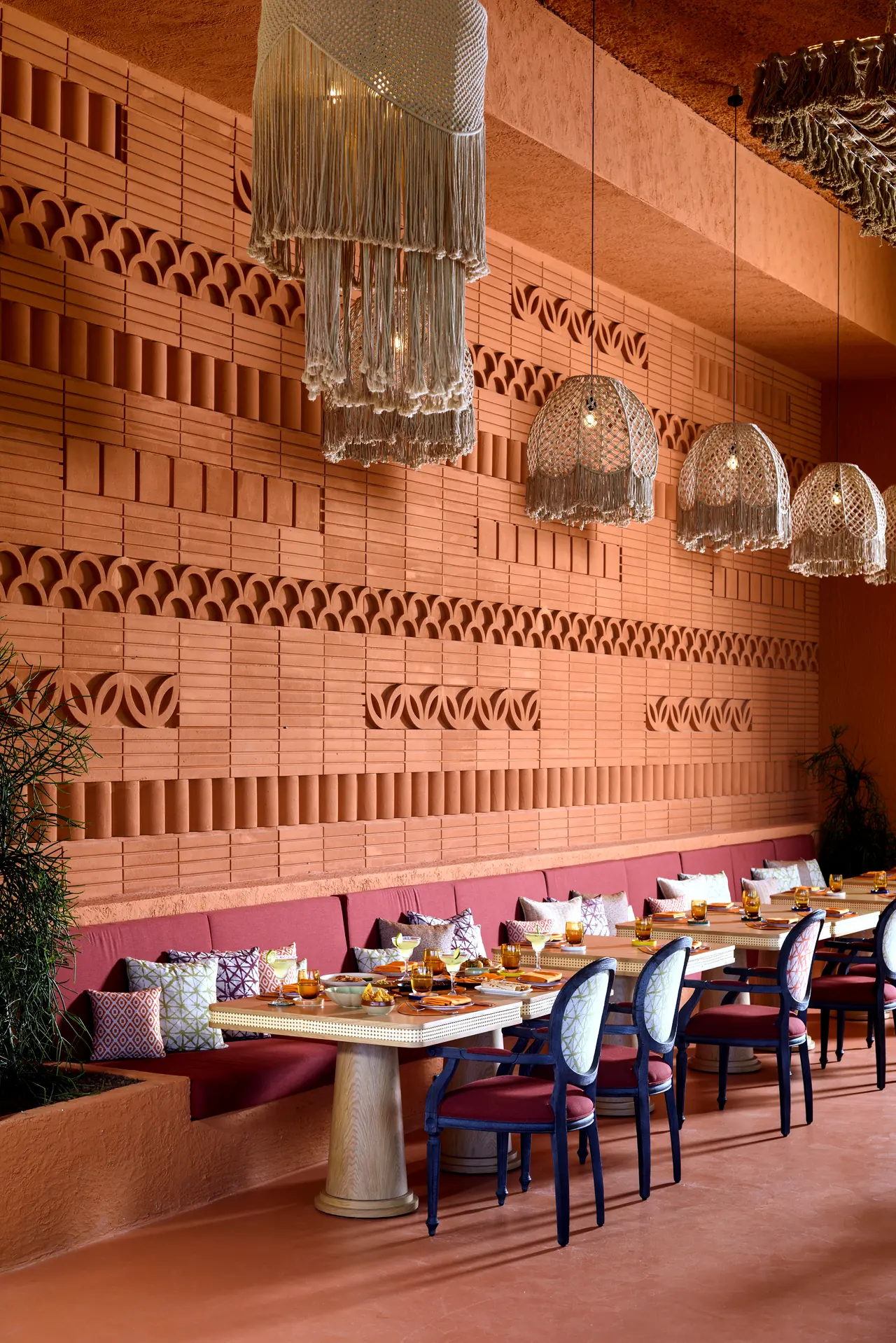 Regnum The Crown · Restoran — Duvar boyunca banket oturma ve makrome aydınlatmalar