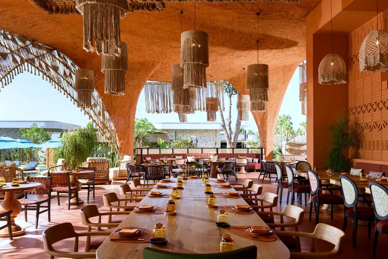 Regnum The Crown · Restoran — Kemerli açık restoranda uzun ortak masa