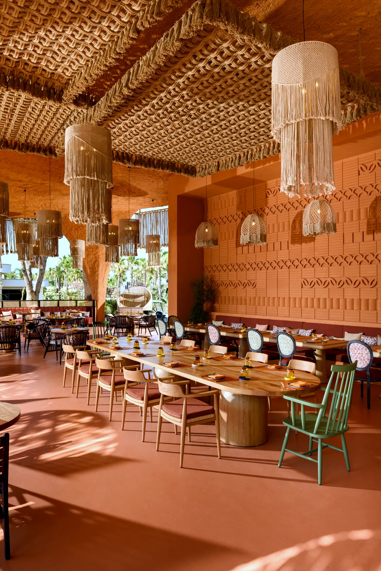 Regnum The Crown · Restoran — Terakota duvar önünde uzun yemek masaları