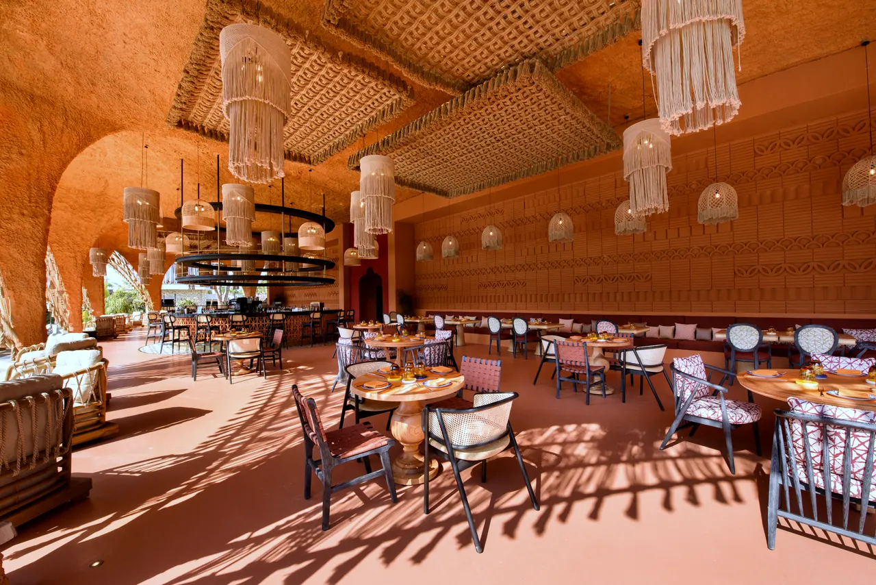 Regnum The Crown · Restoran — Kemerlerin altında gölgeli yemek alanı