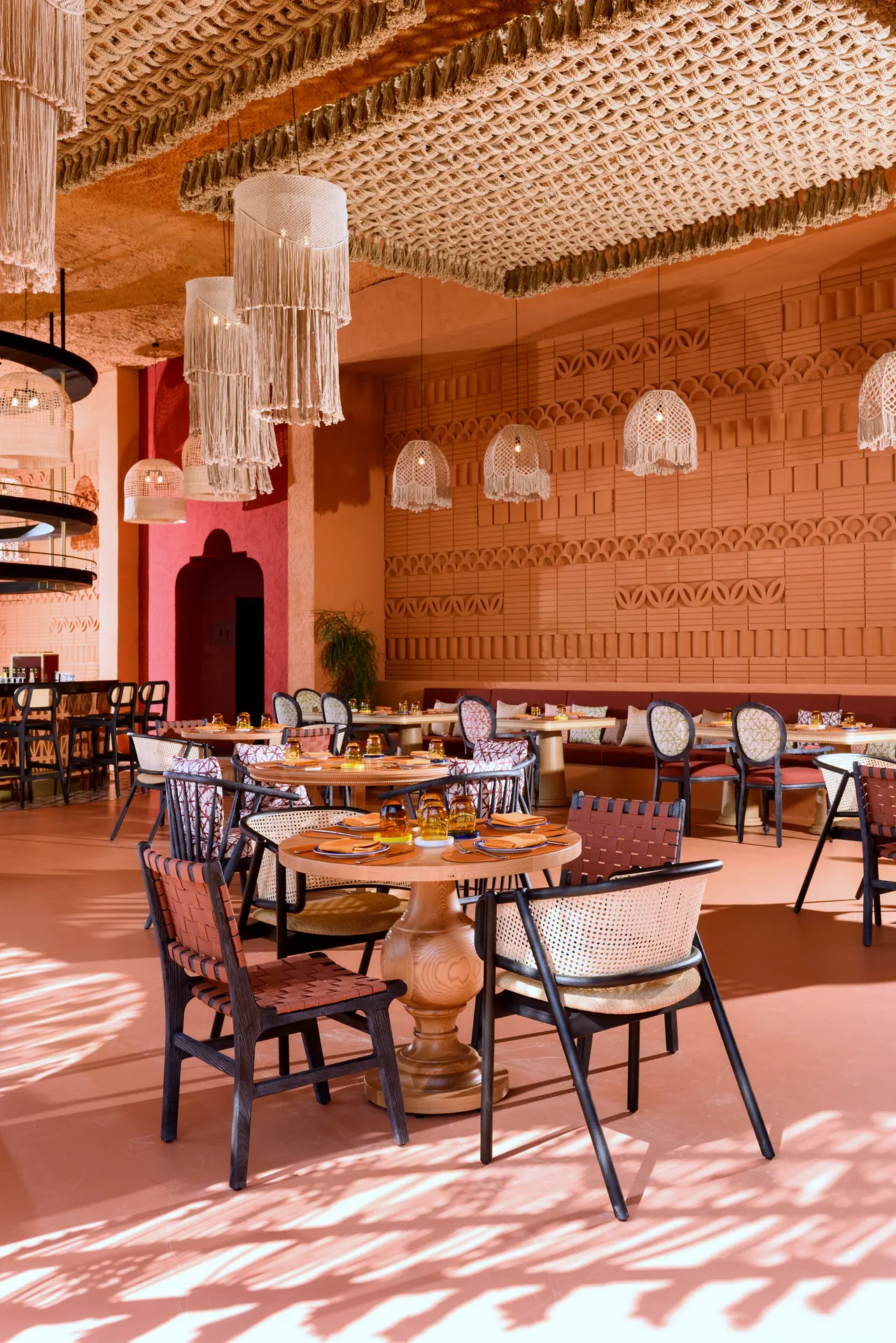 Regnum The Crown · Restoran — Güneş alan restoranda masa ve sandalyeler