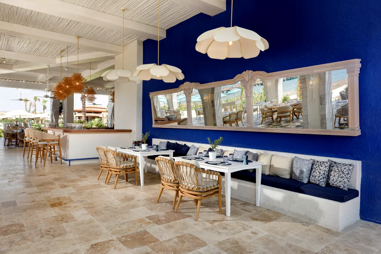 Regnum The Crown · Restoran — Nikos: lacivert duvar, aynalar ve banket oturma