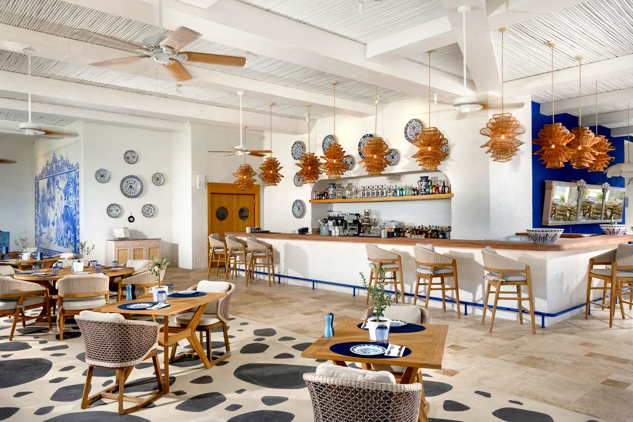 Regnum The Crown · Restoran — Nikos: seramik tabaklı duvarlar ve bar bankosu