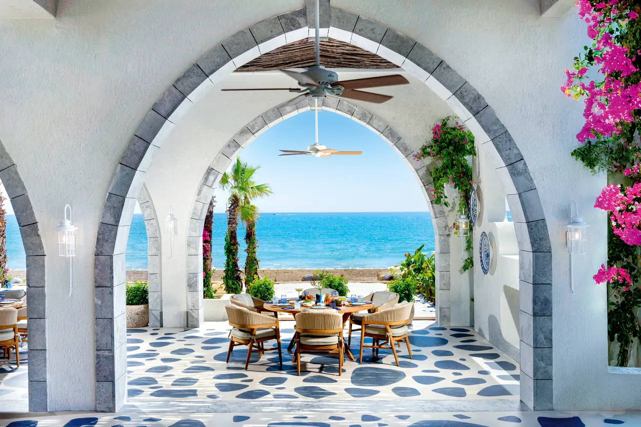 Regnum The Crown · Restoran — Kemer içinden deniz manzaralı masa
