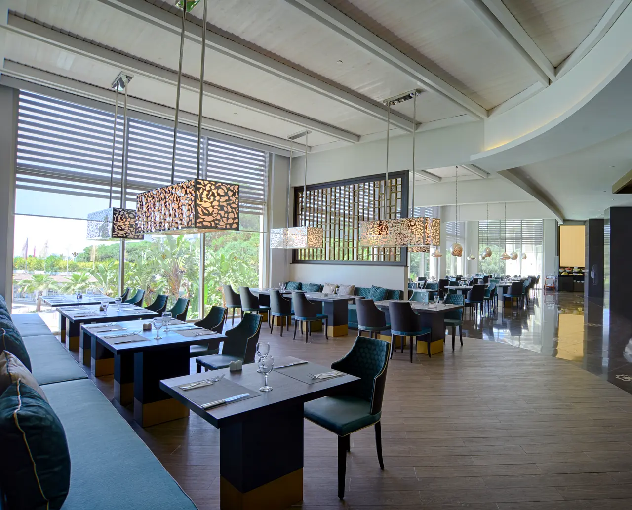 Rixos Premium Belek — Restoran: uzun banket ve pencere boyunca masalar
