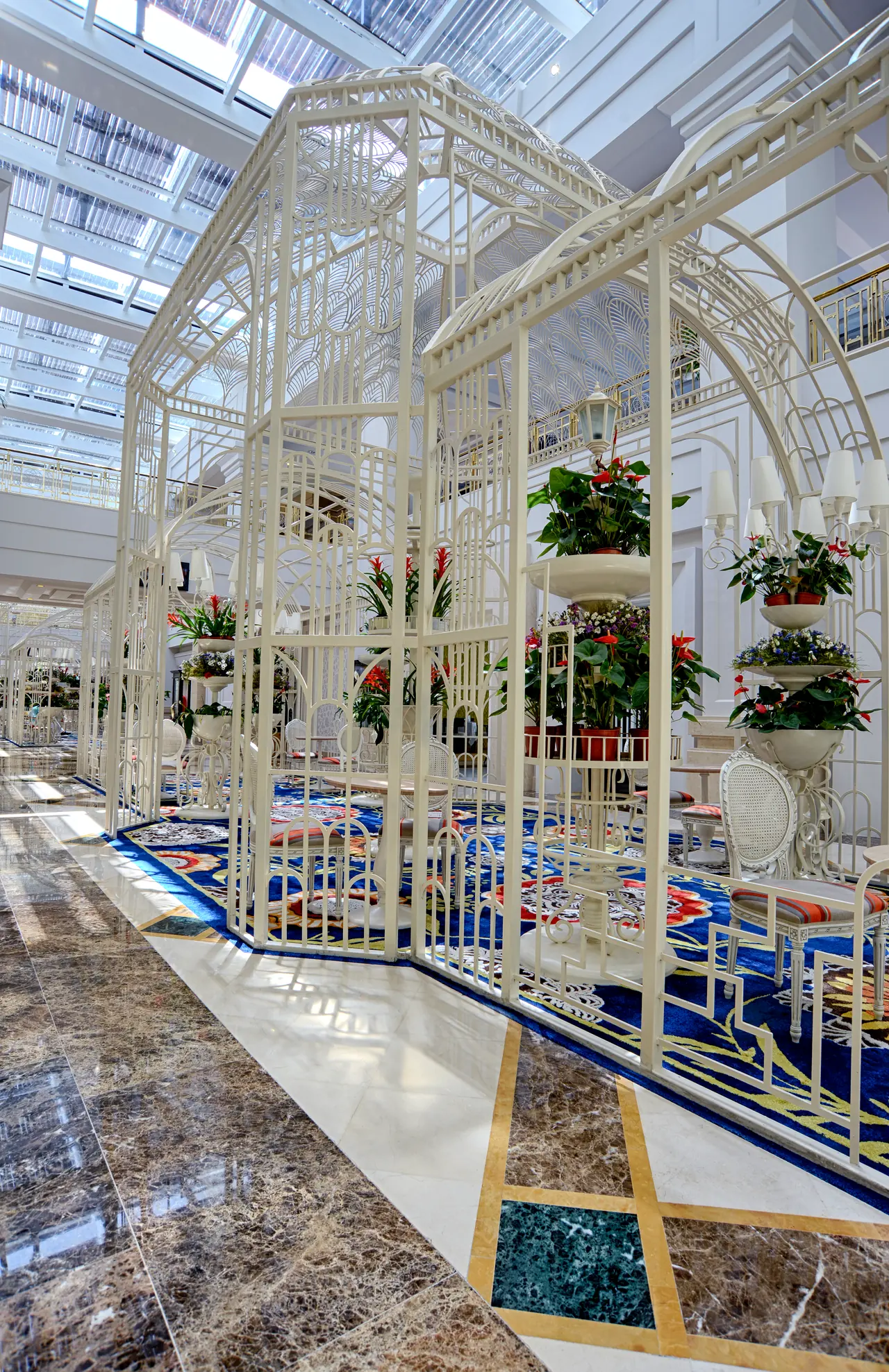 Rixos Premium Belek — Beyaz metal kafes yapı ve çiçekler