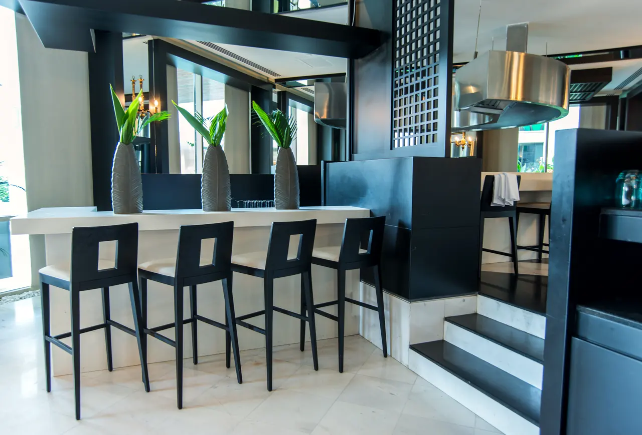 Rixos Premium Belek — Bar: beyaz tezgâh, siyah tabureler