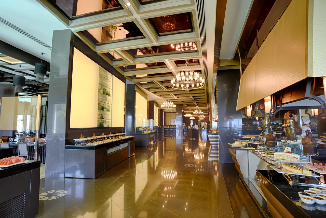 Rixos Premium Belek — Büfe aksı: kasetli tavan ve avizeler