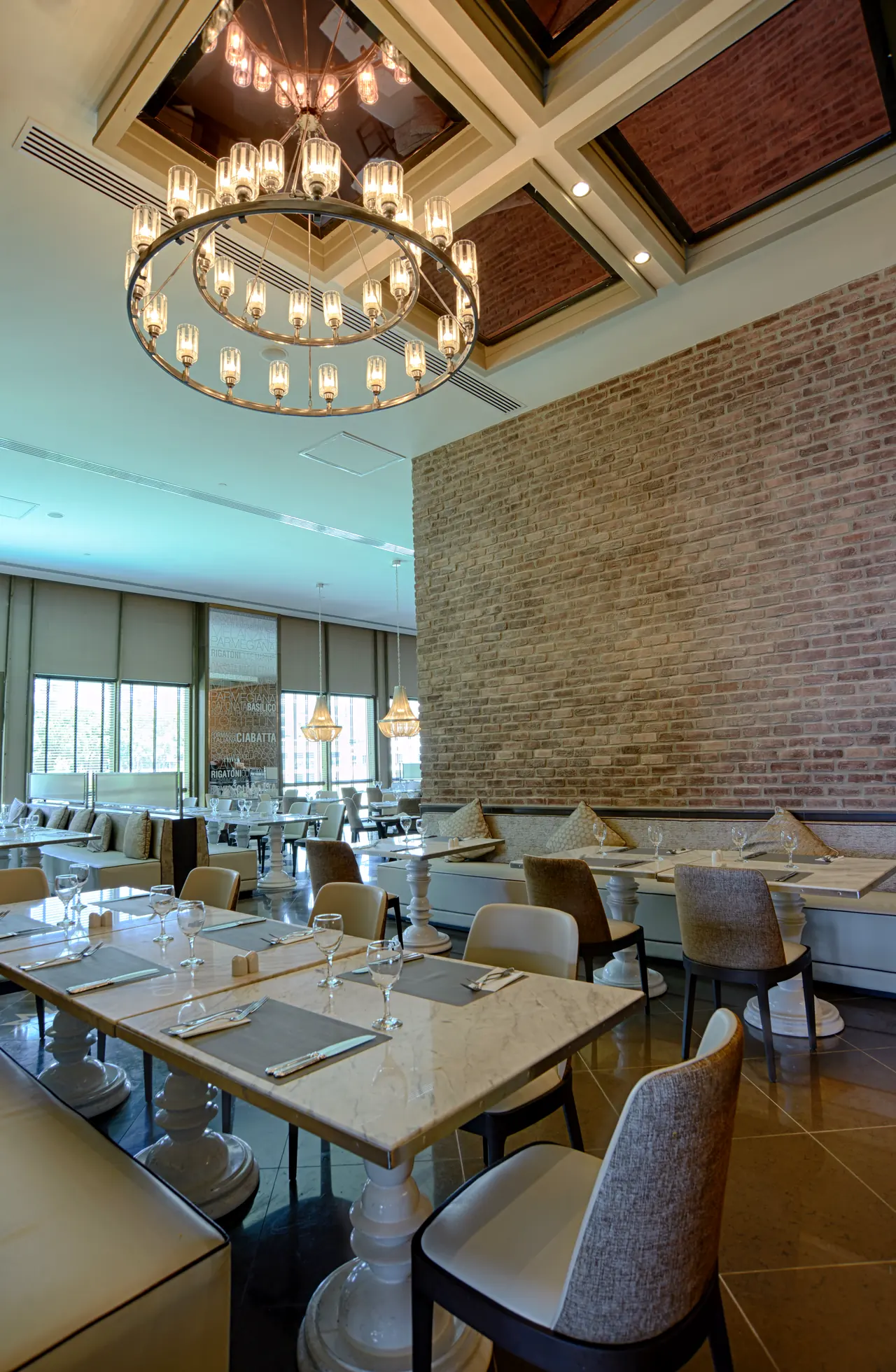 Rixos Premium Belek — Restoran: tuğla duvar ve avize