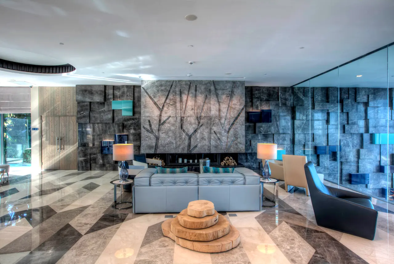 Sirene Luxury Hotel — Lobi salonu: dokulu taş duvar ve kanepe grubu