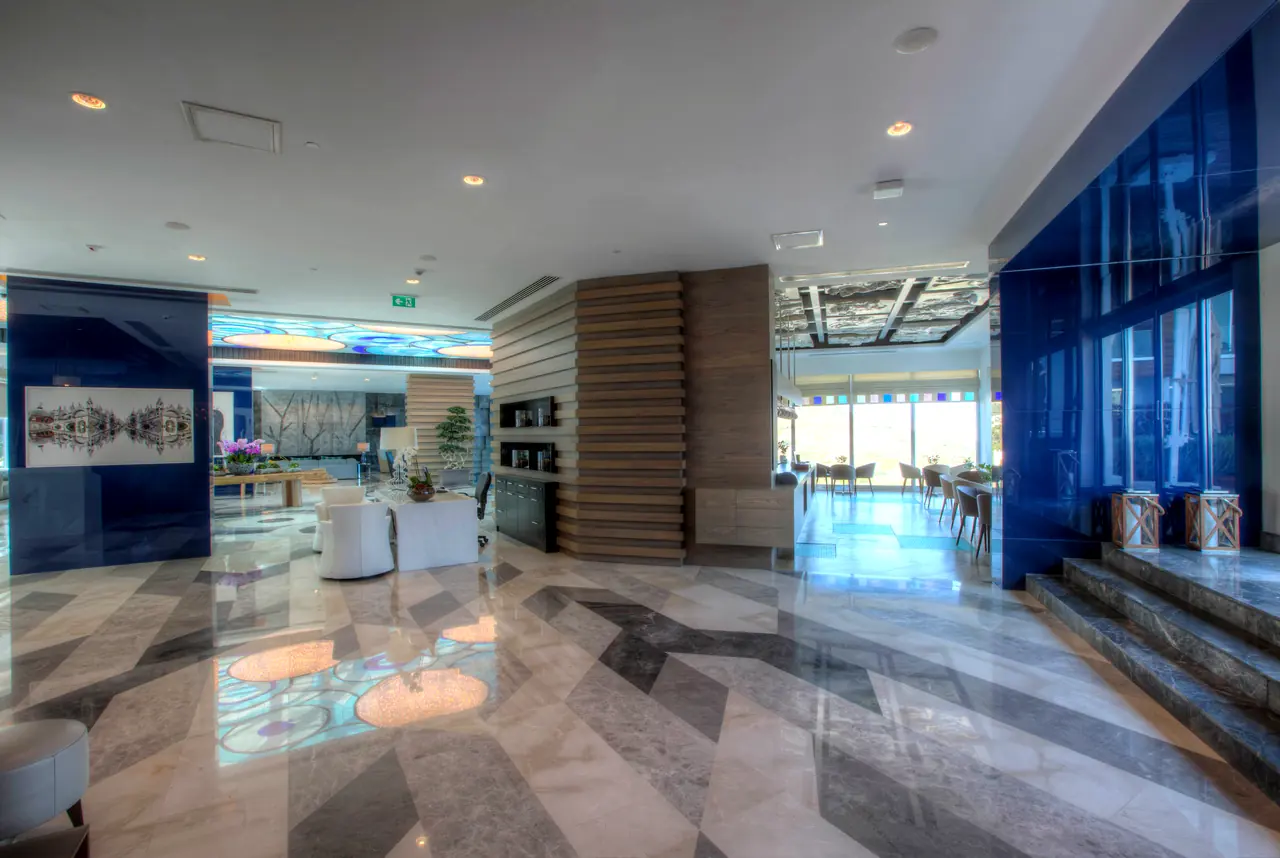 Sirene Luxury Hotel — Mermer zeminli lobi ve basamaklı geçiş