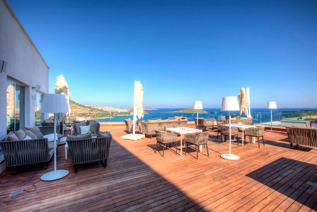 Sirene Luxury Hotel — Deniz manzaralı ahşap teras ve oturma grupları