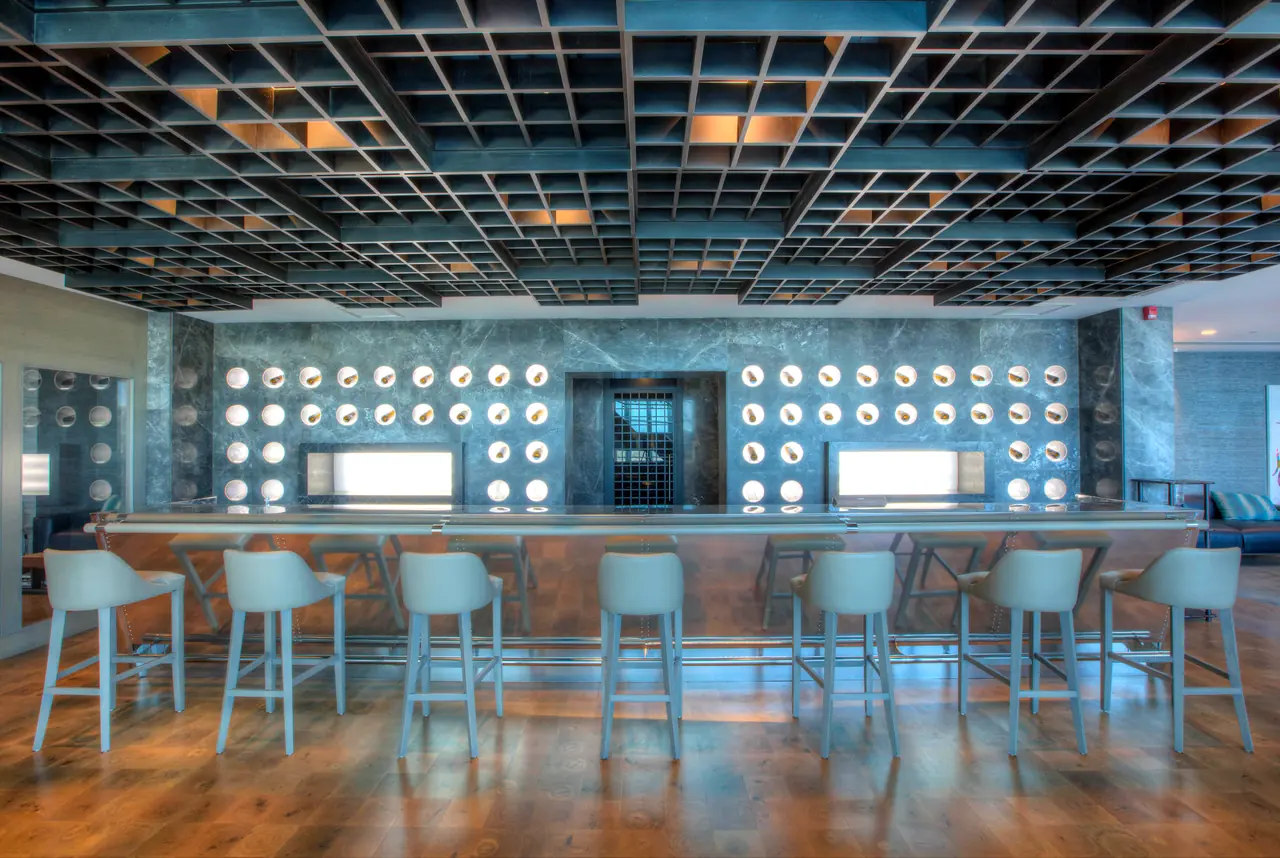 Sirene Luxury Hotel — Bar: kaset tavan ve yuvarlak desenli duvar