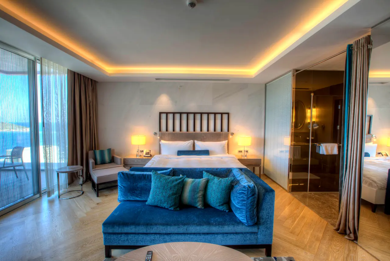 Sirene Luxury Hotel — Misafir odası: mavi kadife kanepe ve deniz manzarası