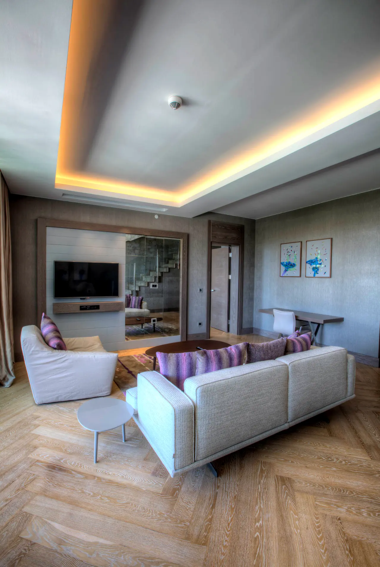 Sirene Luxury Hotel — Süit salonu ve beyaz kanepeler