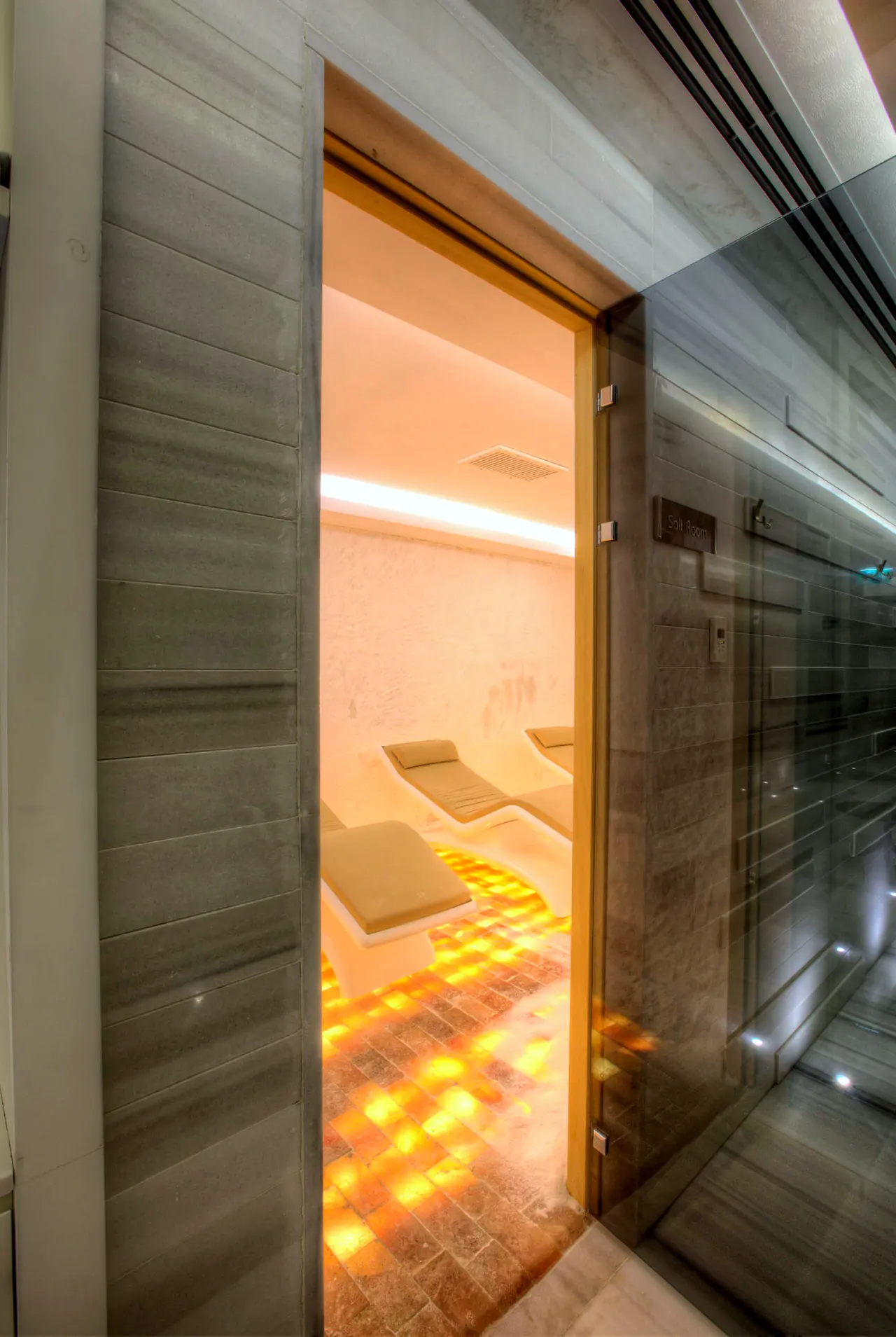 Sirene Luxury Hotel — Işıklı dinlenme odası girişi