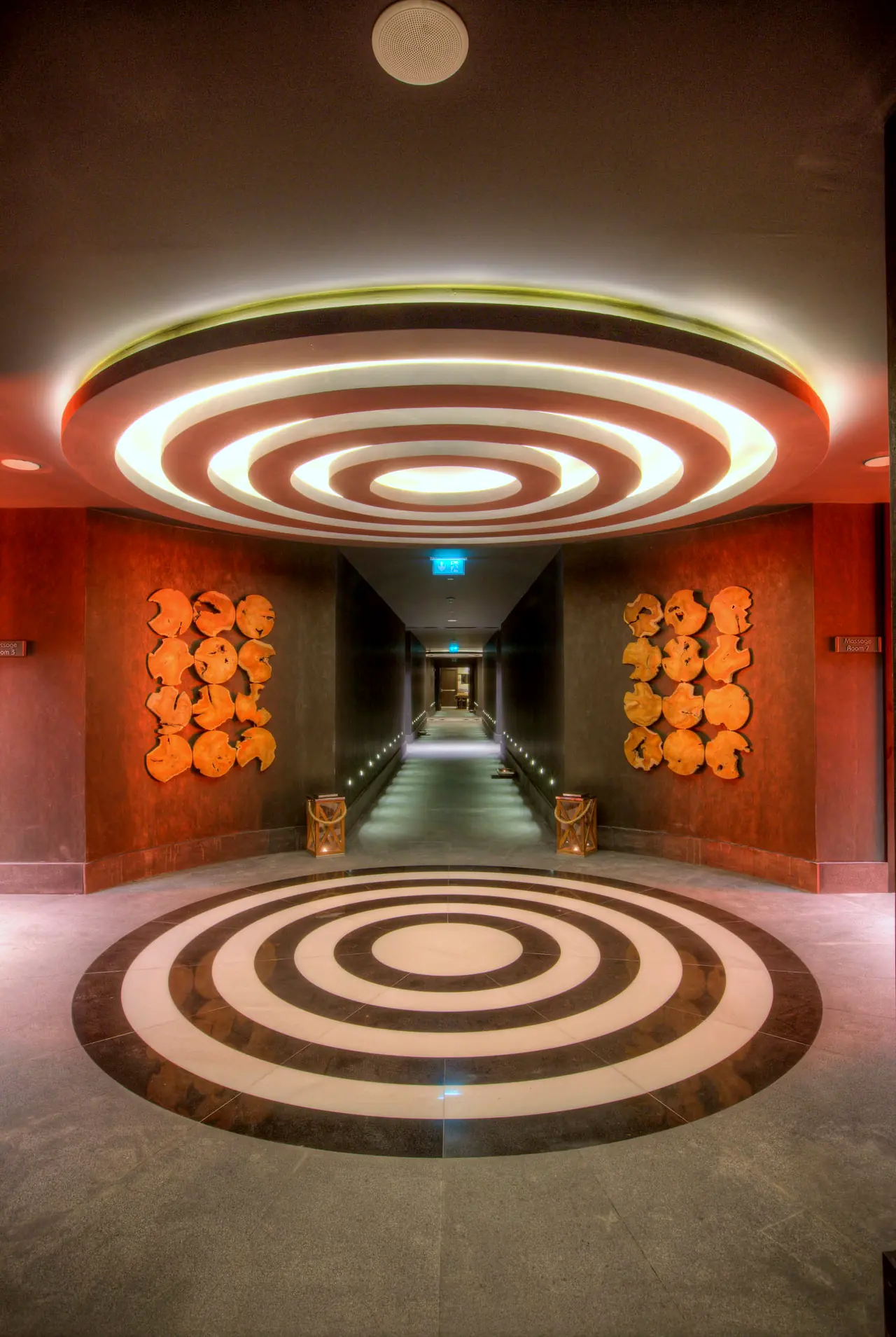 Sirene Luxury Hotel — Halka desenli zemin ve tavanlı koridor
