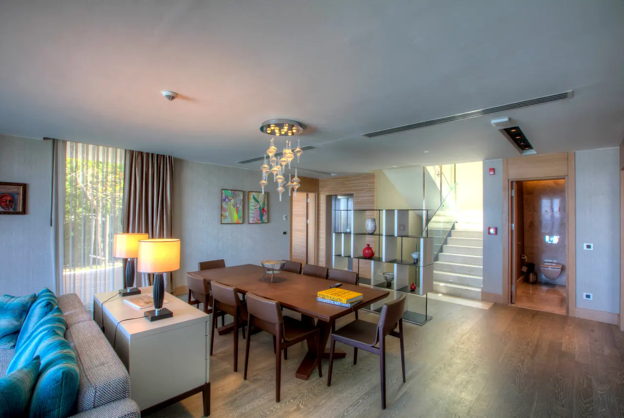 Sirene Luxury Hotel — Süitte yemek masası ve merdiven