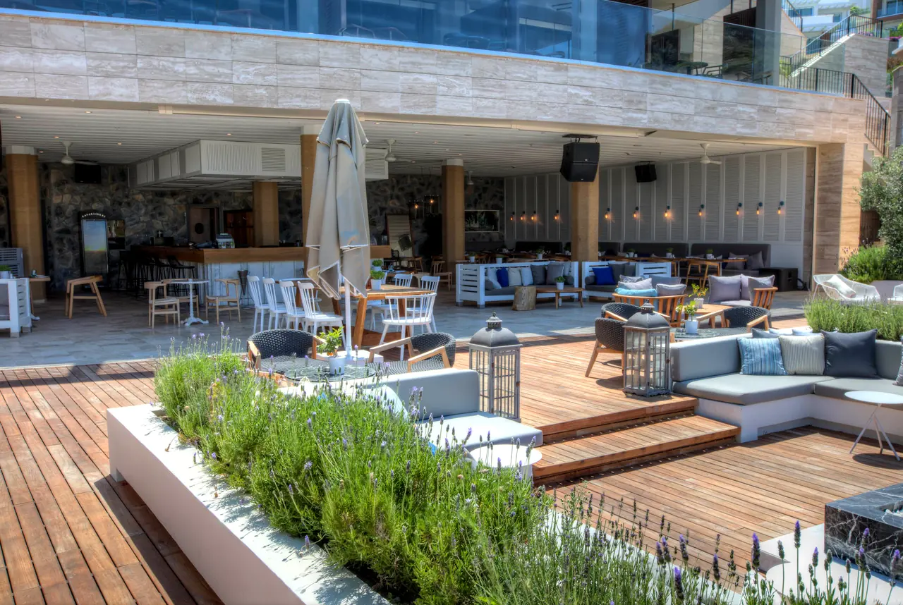 Sirene Luxury Hotel — Havuz terası: ahşap deck ve lavanta saksıları