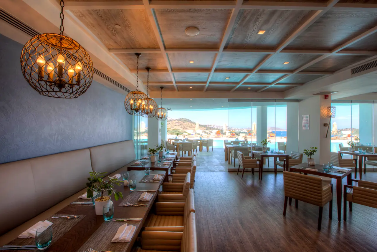 Sirene Luxury Hotel — Restoran: kaset ahşap tavan ve banket oturma