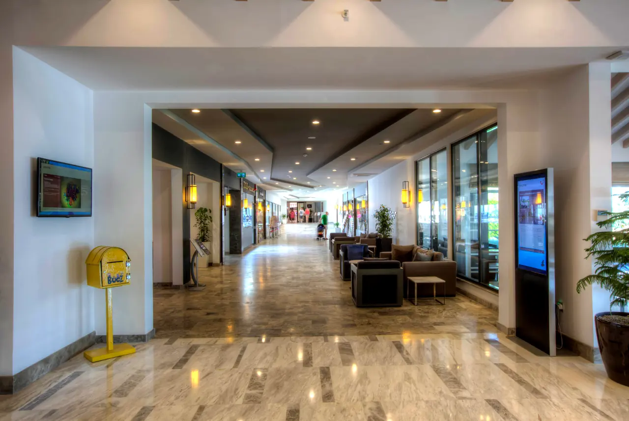 TUI Sensatori Barut — Mermer zeminli lobi koridoru ve oturma grupları