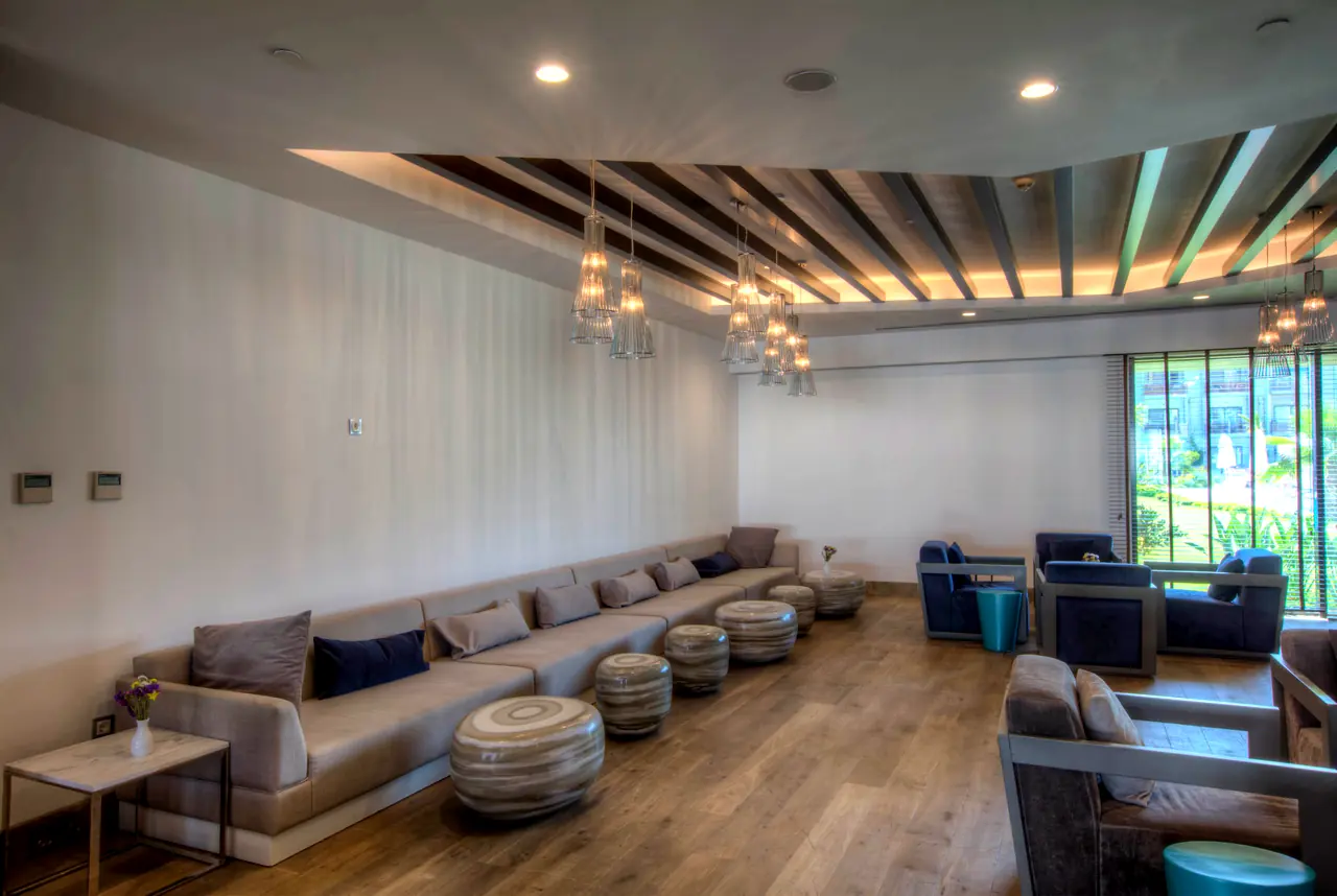 TUI Sensatori Barut — Salon: uzun banket ve yuvarlak puflar