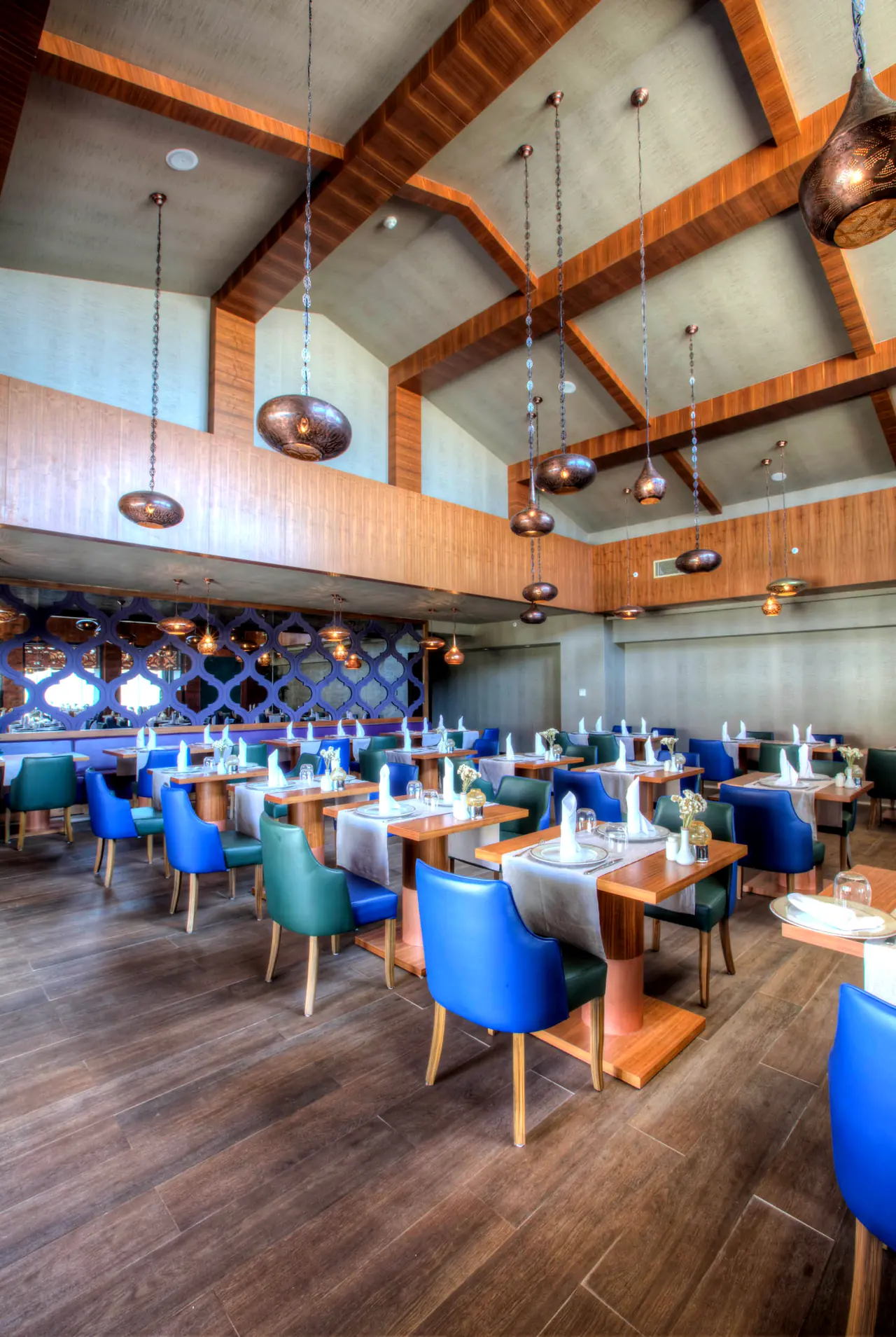 TUI Sensatori Barut — Ahşap tavanlı restoran ve mavi sandalyeler