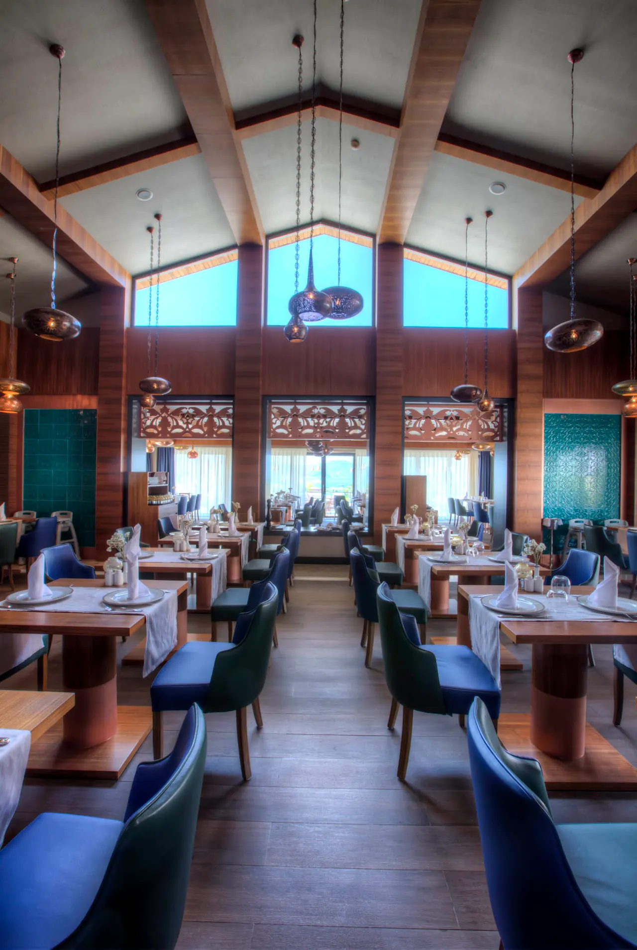 TUI Sensatori Barut — Beşik tavanlı restoran ve deniz manzarası