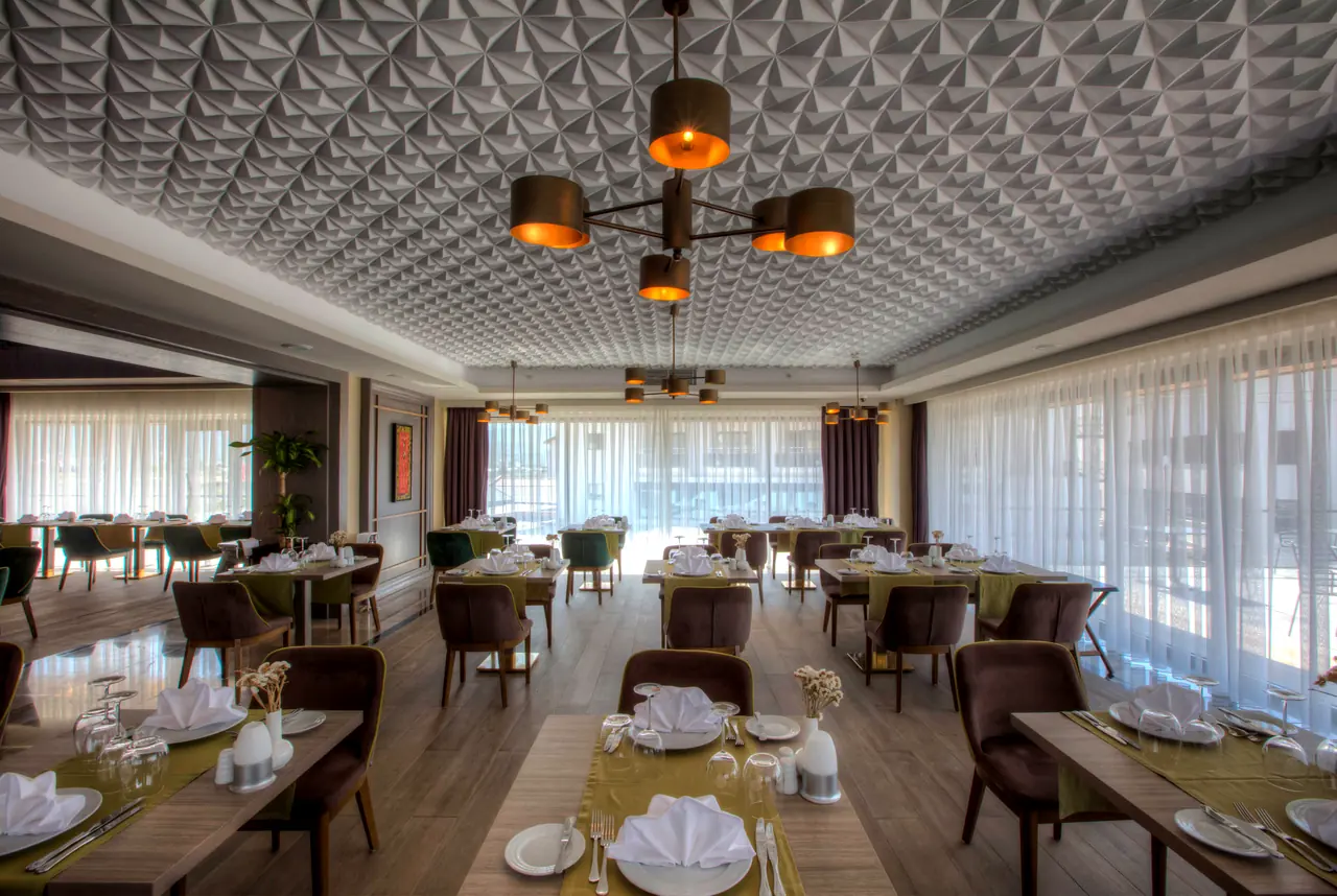 TUI Sensatori Barut — Restoran: üç boyutlu desenli tavan ve avizeler