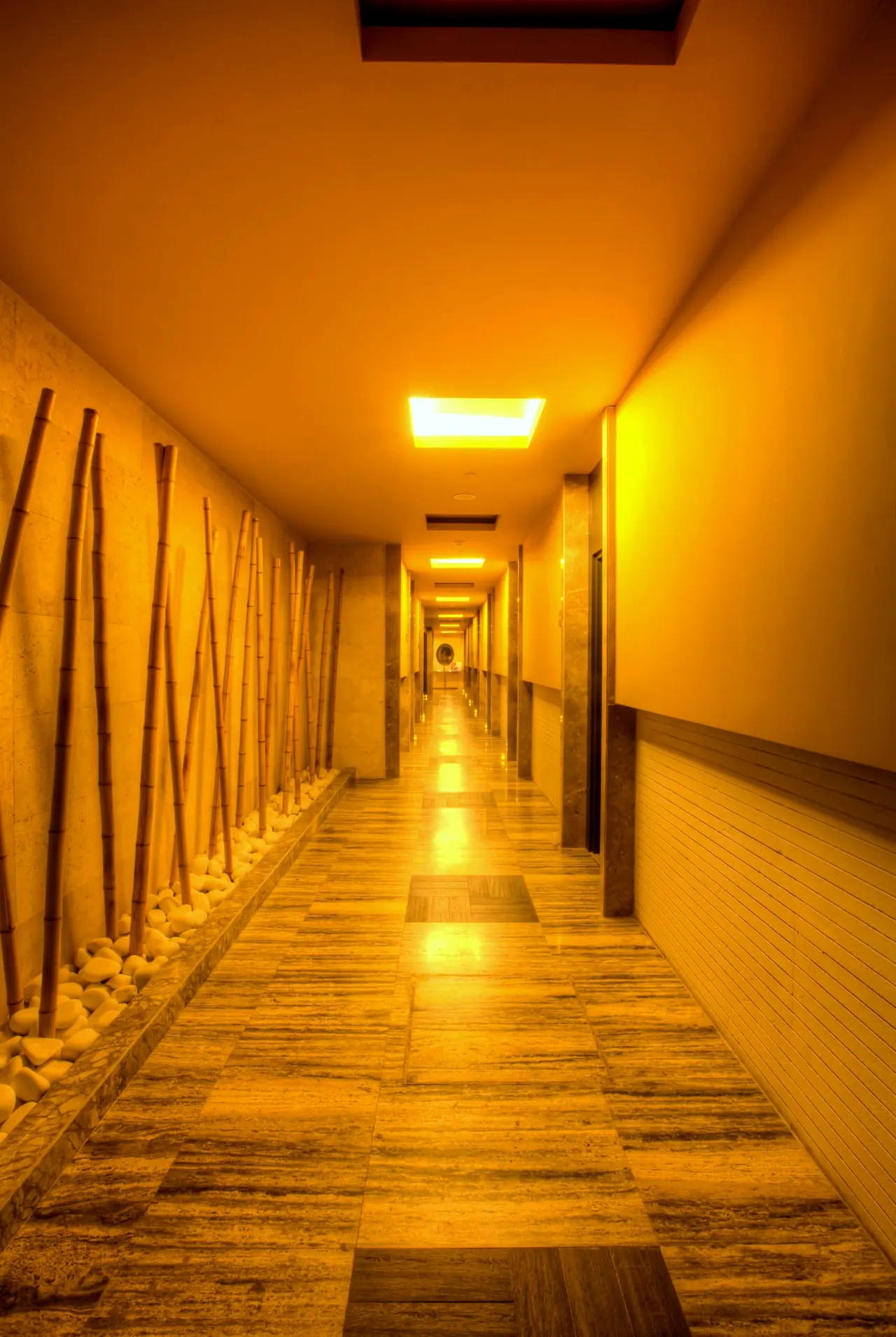 TUI Sensatori Barut — Işıklı spa koridoru