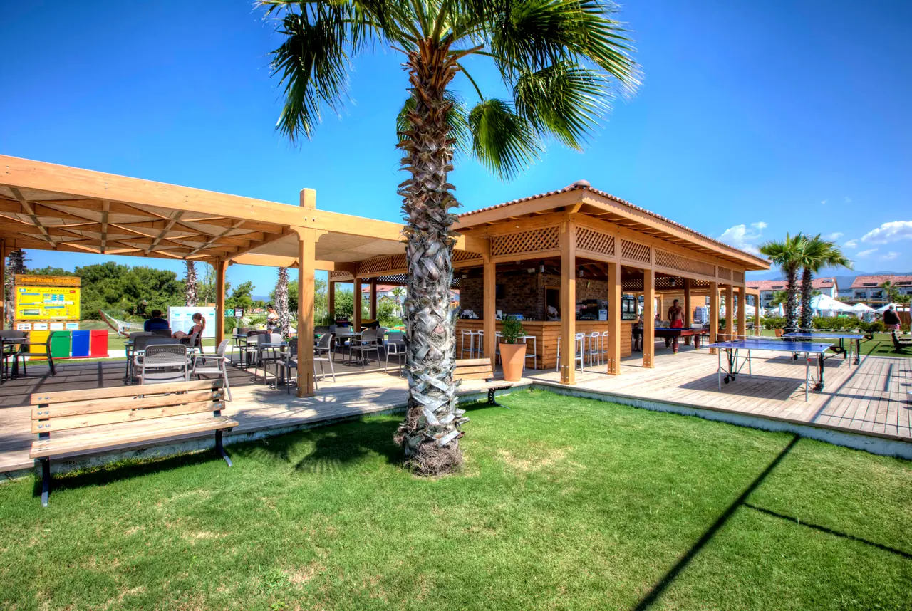 TUI Sensatori Barut — Bahçede ahşap pergolalı oturma alanları