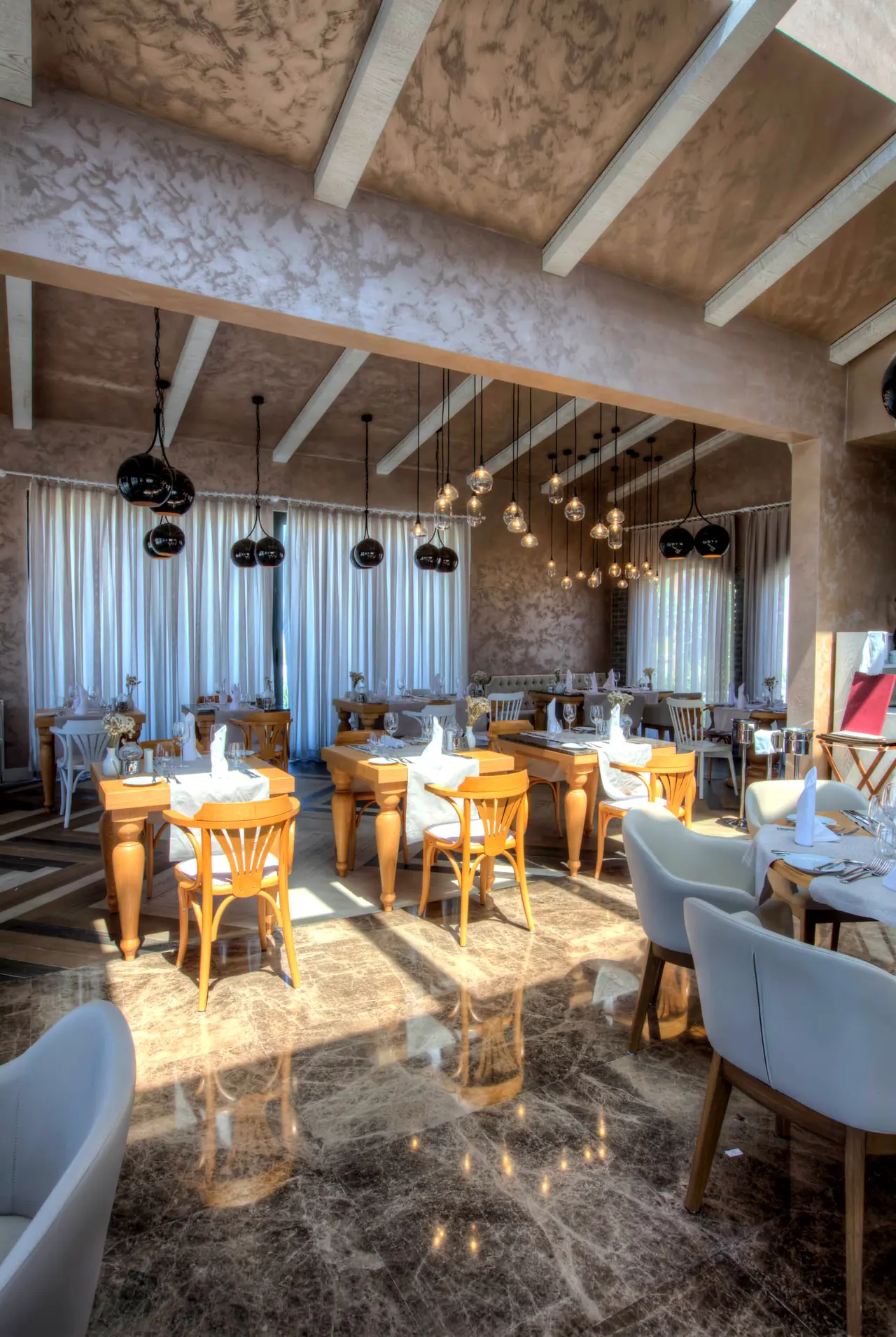 TUI Sensatori Barut — Mermer zeminli restoran ve sarkıt lambalar