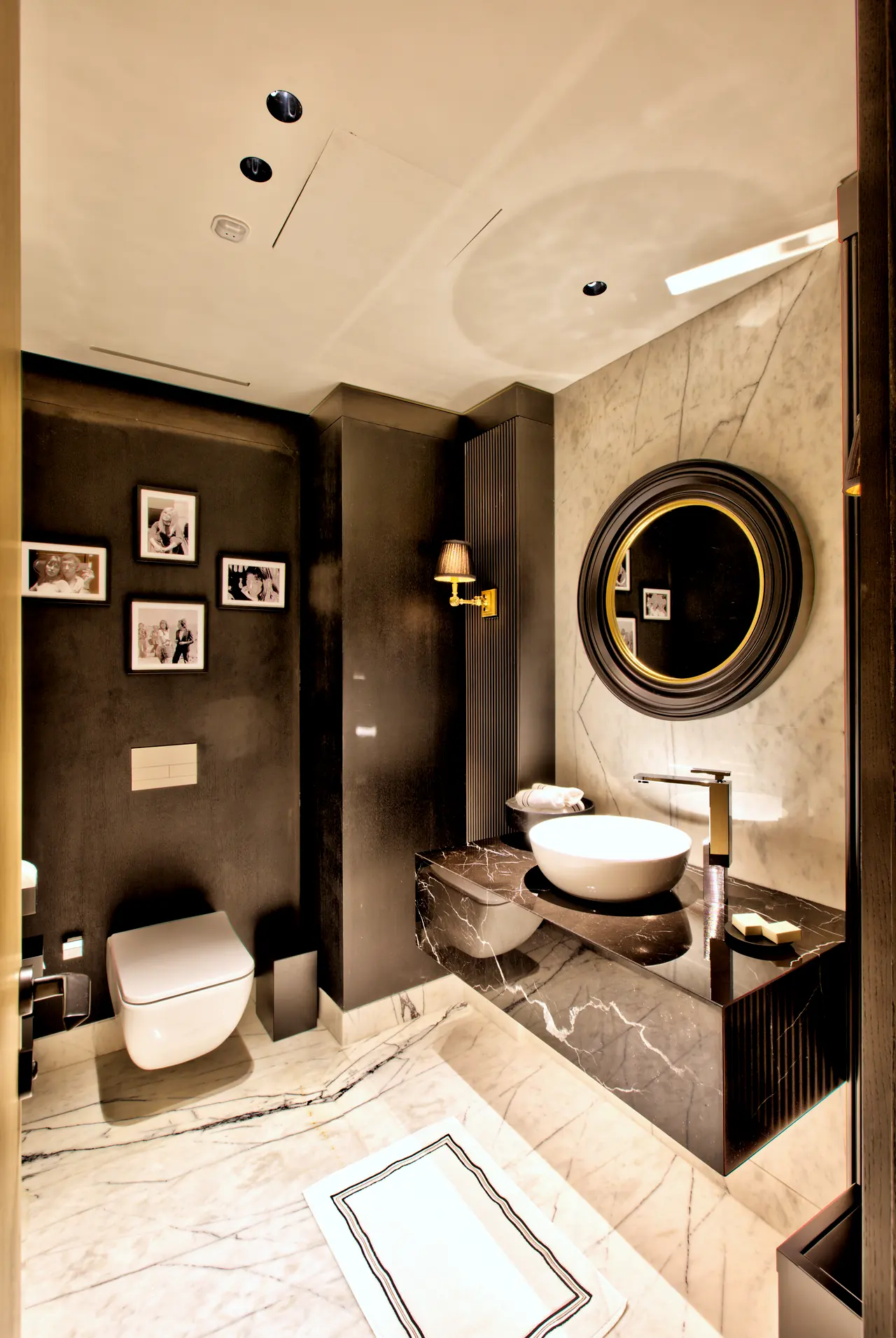 Vakko Hotel — Siyah mermer ve çerçeveli fotoğraflarla banyo