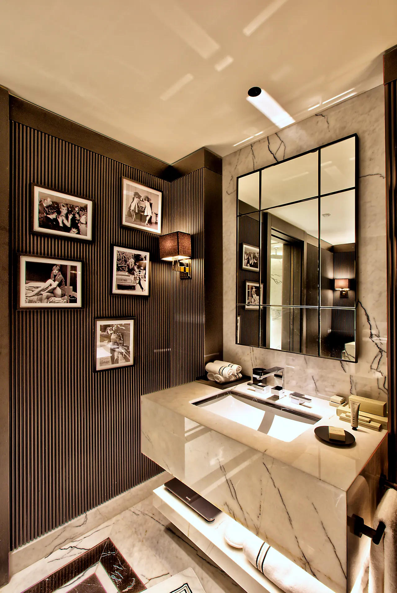 Vakko Hotel — Fotoğraflı duvar ve mermer lavabo