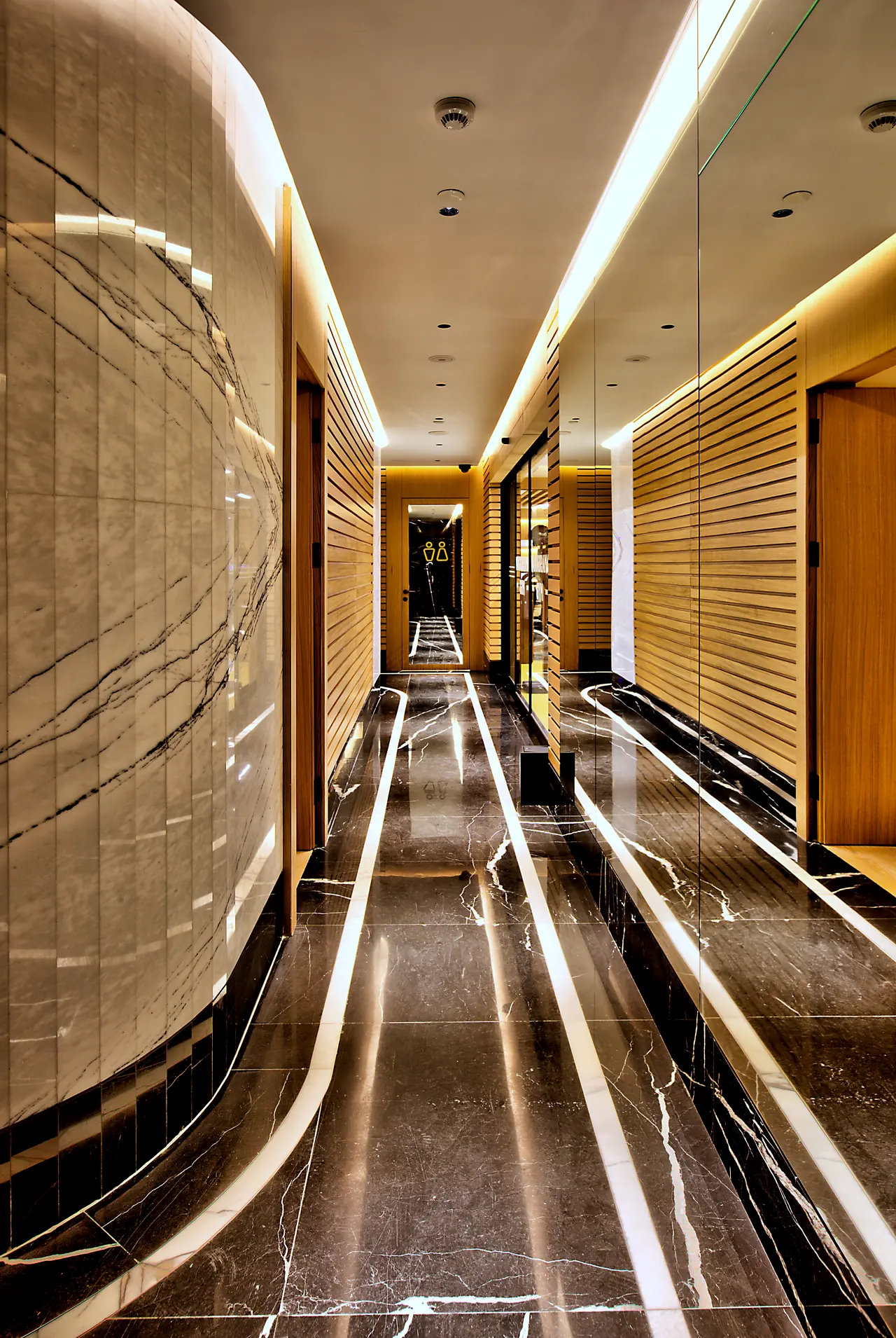 Vakko Hotel — Işık çizgili mermer koridor