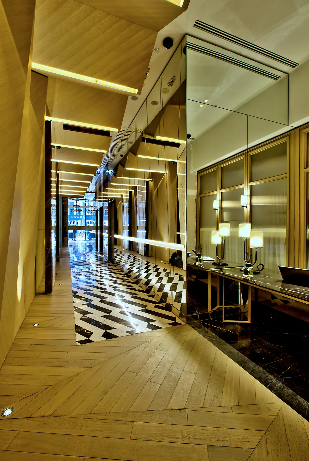 Vakko Hotel — Ahşap ve mermer kaplı koridor